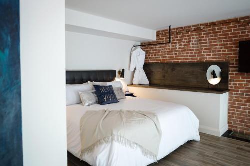 Katil atau katil-katil dalam bilik di 48 King West Boutique Hotel