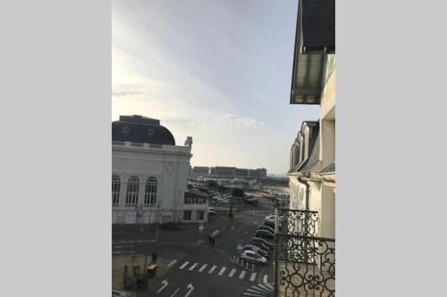 une vue depuis le balcon d'un immeuble dans l'établissement Le studio de la mer, à Trouville-sur-Mer