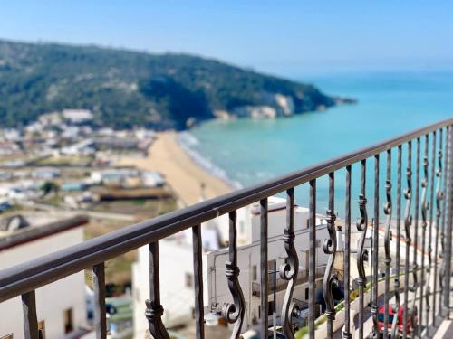 a balcony with a view of a beach and the ocean at Graziosa Camera privata vista mare in centro in Peschici