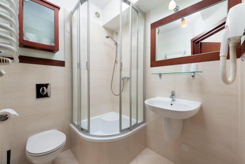 a bathroom with a shower and a toilet and a sink at Villa Baltic Chałupy Apartament 4 in Chałupy