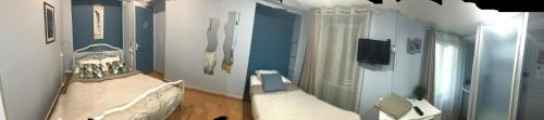 2 fotos de un dormitorio con 1 cama en una habitación en L'Audycé, en Lezoux