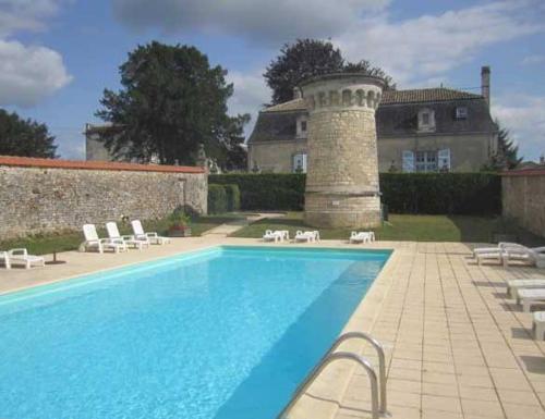 ein großer Pool vor einem Haus in der Unterkunft Le Milieu Chai, Chateau de Charras in Charras