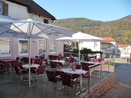 Ein Restaurant oder anderes Speiselokal in der Unterkunft Ferienwohnung Café Escher 