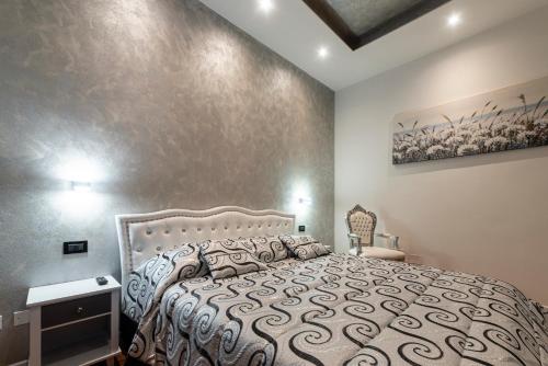 Rúm í herbergi á FASHION APARTMENT SILVER Bologna