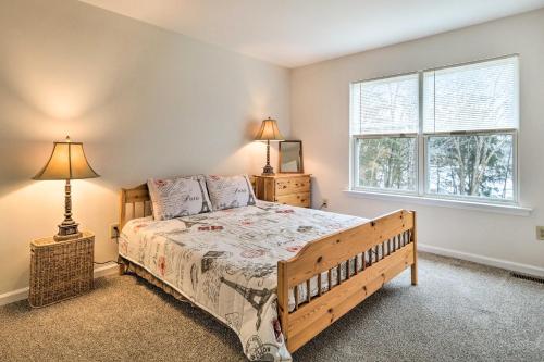 Postel nebo postele na pokoji v ubytování Blue Mtn Lake Family House, Steps to Beach!