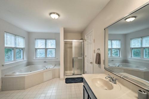 Koupelna v ubytování Blue Mtn Lake Family House, Steps to Beach!