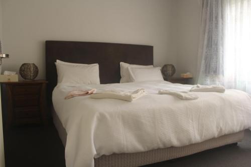 Una cama o camas en una habitación de JOHN HUNTER B&B