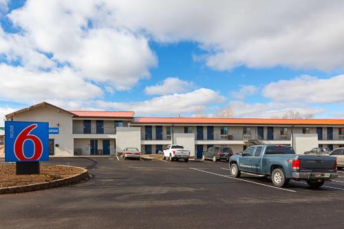 un camión estacionado en un estacionamiento frente a un hotel en Motel 6-Show Low, AZ, en Show Low