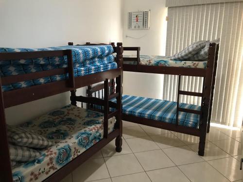 เตียงสองชั้นในห้องที่ Edifício Caminho do Mar