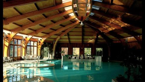 Bazén v ubytování Malalcahuello Thermal Hotel & Spa nebo v jeho okolí