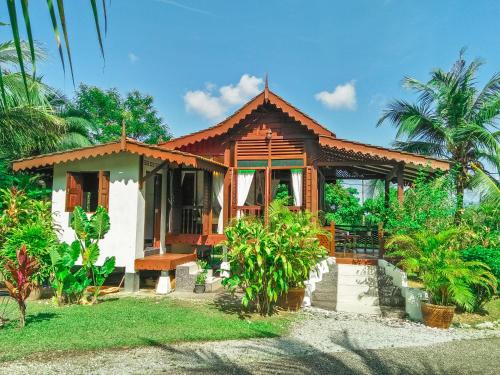 une maison au milieu d'un jardin dans l'établissement Alamanda Villas Langkawi, à Kuah