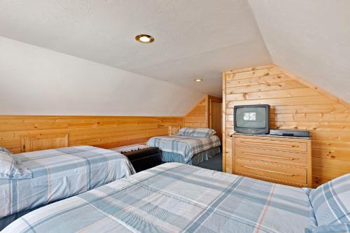 Restoration Pines by KABINO Hot Tub Big Garage Yard Fire Pit Swingset Foosball WiFi Grillにあるベッド