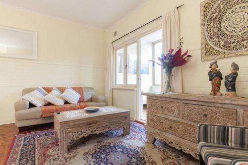- un salon avec un canapé et une table basse dans l'établissement B5 Crawley Apartment 1 BRM & Sleepout near UWA, à Perth