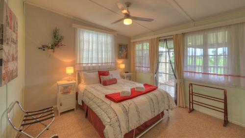 Un dormitorio con una cama con una bandeja roja. en Andavine House - Bed & Breakfast, en Grafton