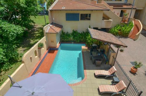 una vista aérea de una piscina junto a una casa en Villa San Michele (Official), en Port Douglas