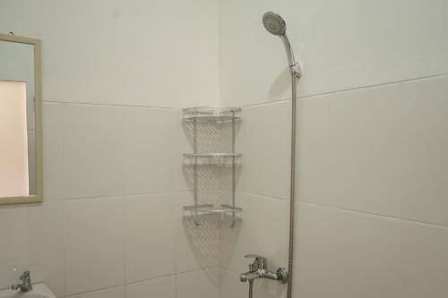 Bilik mandi di Naima Jiwo