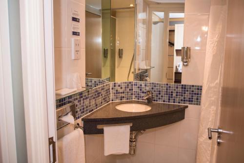 Bagno di Holiday Inn Express London Stansted Airport, an IHG Hotel