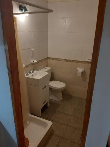 Un baño pequeño con inodoro y lavabo. en Las Victorias 2, en San Carlos de Bariloche