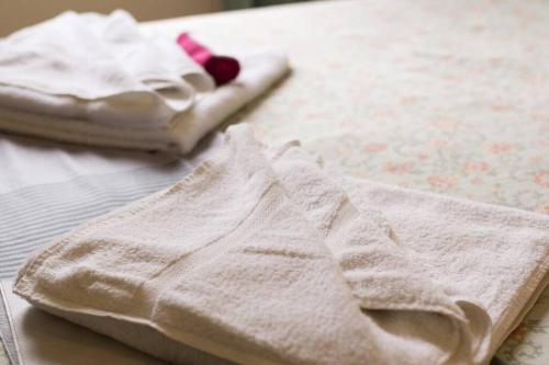 un par de toallas blancas sentadas en una mesa en B6 Crawley Apartment 1 BRM & Sleepout near UWA en Perth
