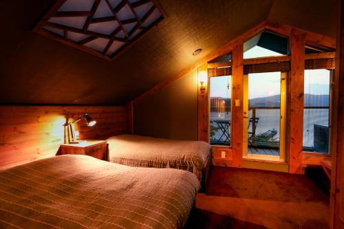 a bedroom with two beds and a window at Hakone Villa Bizan in Hakone