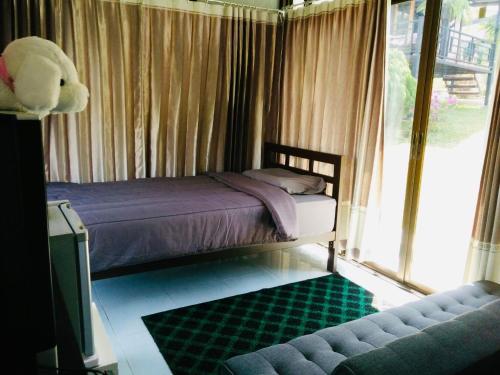 Säng eller sängar i ett rum på Thanorm Rak Resort