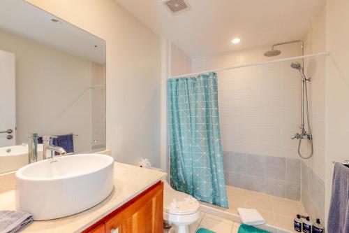 ein Badezimmer mit Waschbecken und Dusche in der Unterkunft Jaco Bay 3702 in Jacó