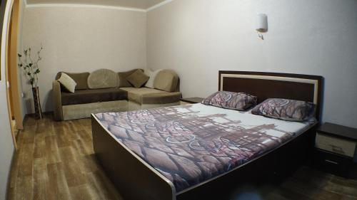 Апартаменты в центре Металлургов 27 KR Apartments房間的床