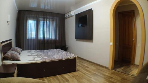 Кровать или кровати в номере Апартаменты в центре Металлургов 27 KR Apartments
