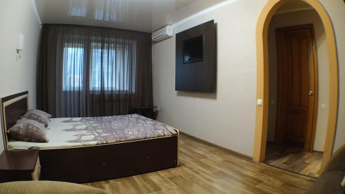 クルィヴィーイ・リーフにあるАпартаменты в центре Металлургов 27 KR Apartmentsのベッドルーム1室(ベッド1台、壁掛けテレビ付)