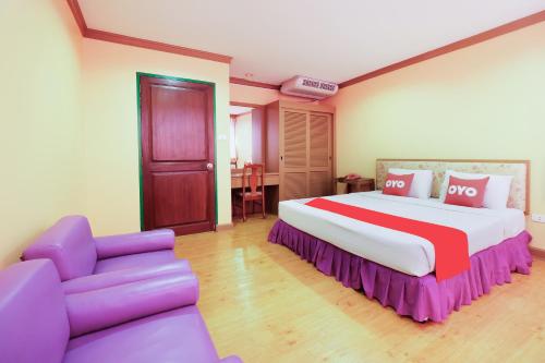Cama ou camas em um quarto em OYO 565 Trang Hotel