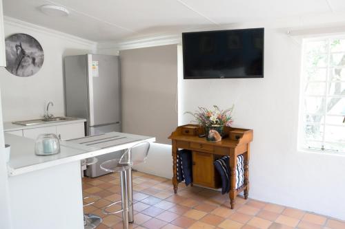 una cocina con fregadero y encimera en Bridgewaters Horse Park Tranquil Country Cottage, en Hekpoort