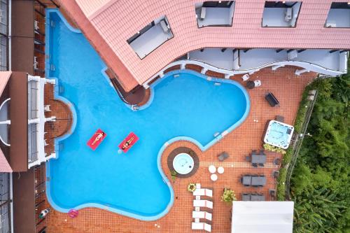 een uitzicht over een zwembad in een gebouw bij The Pool Resort OKINAWA in Onna