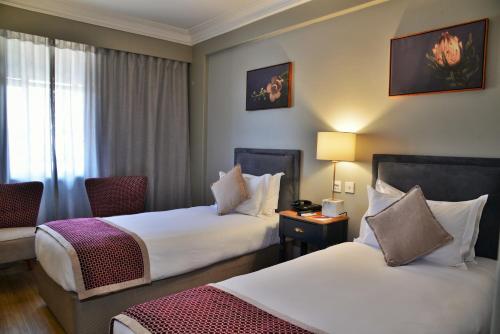 En eller flere senge i et værelse på Cresta Jameson Hotel