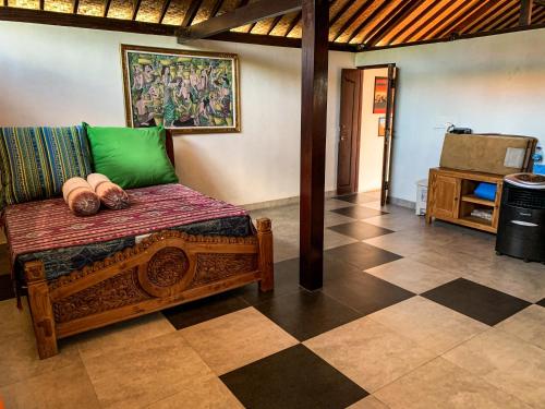 En eller flere senger på et rom på Capung Guesthouse
