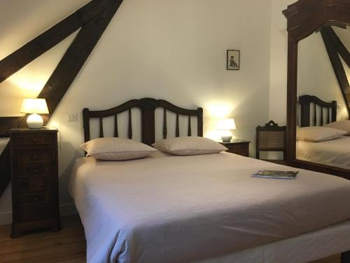 1 dormitorio con 1 cama grande y 2 lámparas en Maison Gille, en Nuits-Saint-Georges