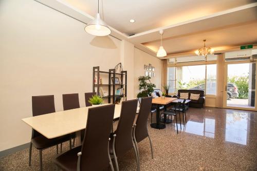 a dining room with a table and chairs at Migratory Birds Hotel in Toucheng