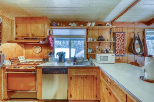 Η κουζίνα ή μικρή κουζίνα στο Mount Snow Chalet