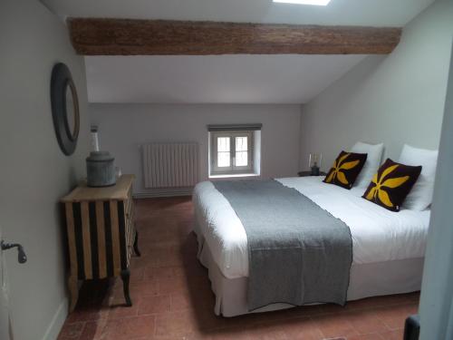 um quarto com uma cama grande e uma janela em LA COUR CARREE em Carcassonne