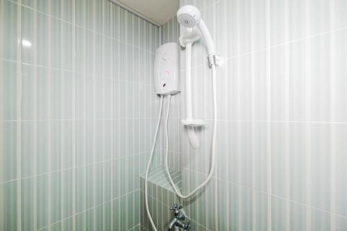 una doccia con asciugacapelli in un bagno di Spacious and Comfortable 2BR Cinere Resort Apartment By Travelio a Depok