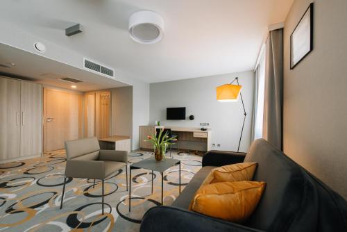 a living room with a couch and chairs and a table at Krowodrza Centrum Konferencyjno - Hotelowe in Kraków