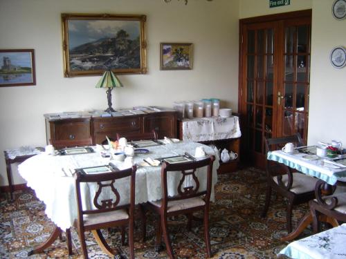 Springlawn في Clarinbridge: غرفة طعام مع طاولة وكراسي في غرفة