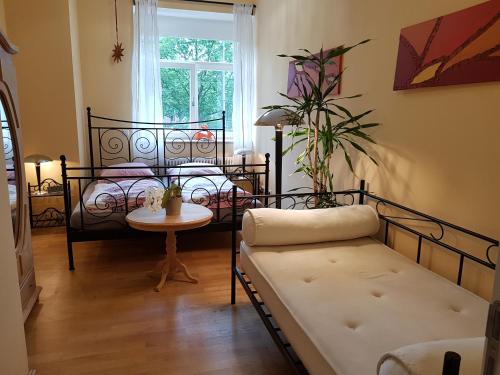 ein Wohnzimmer mit 2 Betten und einem Tisch in der Unterkunft Tillyhome in Nürnberg