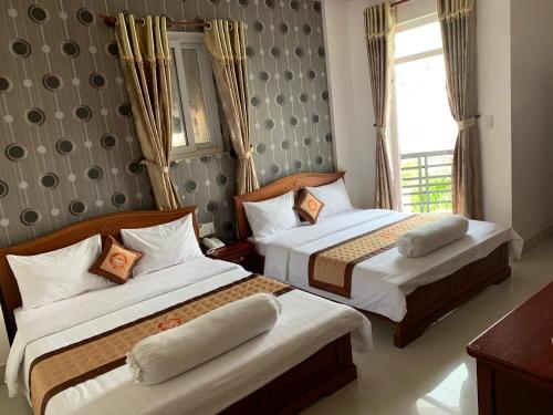 Phuc Hung 2 Hotel tesisinde bir odada yatak veya yataklar