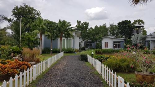 Κήπος έξω από το ร่มปาล์มรีสอร์ท สระบุรี Rompalm Saraburi