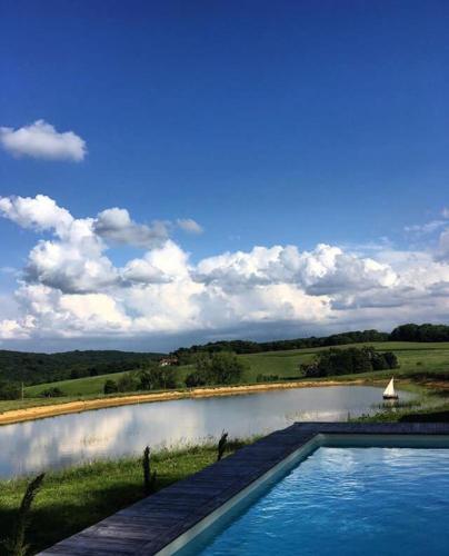 a swimming pool in the middle of a field at Clos du Gaja près de Jazz in Marciac in Troncens