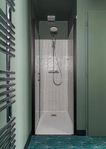 eine Dusche mit einer Glastür in einem Badezimmer in der Unterkunft La Cascade in Clisson