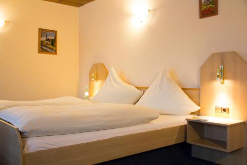 เตียงในห้องที่ Hotel Restaurant Zur Neroburg