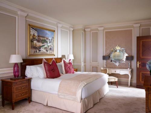 Postel nebo postele na pokoji v ubytování Hotel Principe Di Savoia - Dorchester Collection