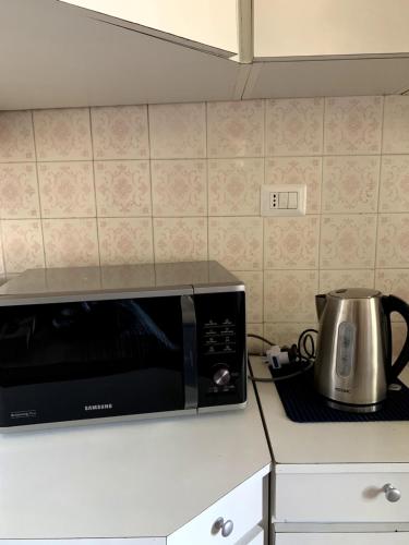 a microwave oven sitting on top of a kitchen counter at BnB Nonna Maria in Poggiomarino