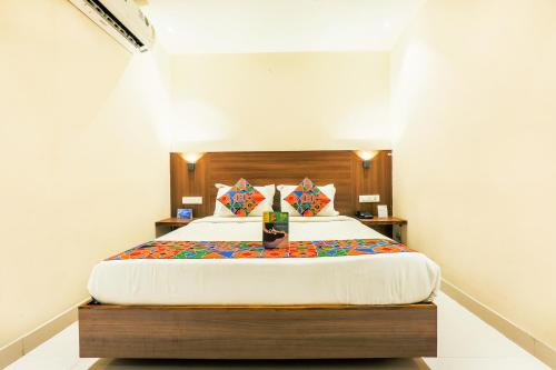ein Schlafzimmer mit einem großen Bett in einem Zimmer in der Unterkunft FabHotel RR Grand MG Road in Vijayawāda